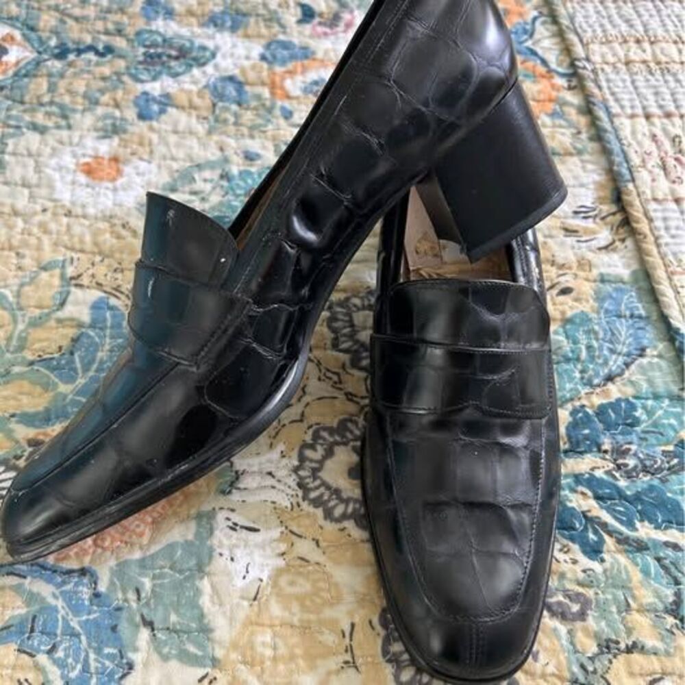 Ladies Size 9.5 Liz Claiborne Black Leather Loafers